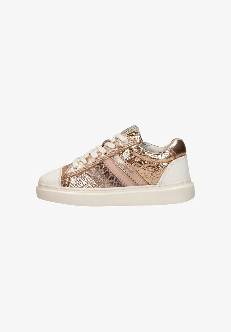 Roze goud metalen sneaker met een witte rubberen neuskap, voorzien van gestructureerde zijpanelen en beige accenten. Vetersluiting met een gevoerde kraag.