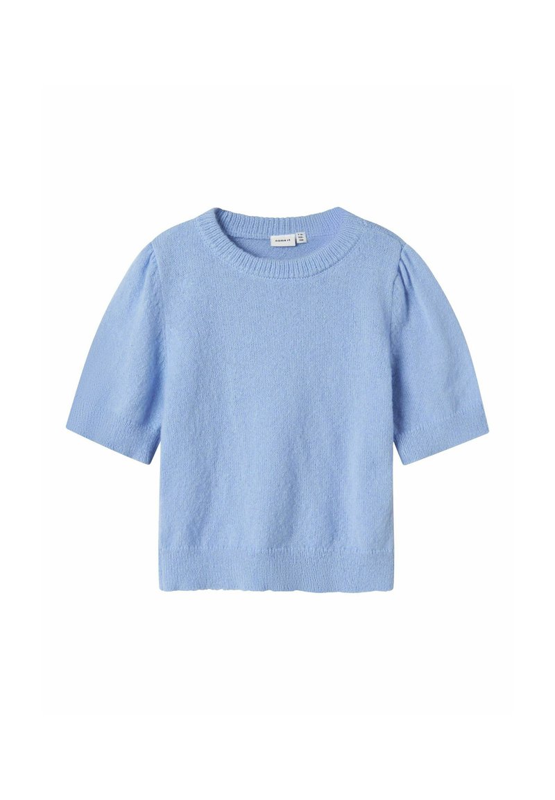 Kortærmet sweater i lys blå strik. Har rund halsudskæring og let puffede ærmer. Blød tekstur med en tætsiddende bund.