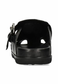 Sandalo in pelle nera con design aperto, cintura regolabile con fibbia, suola imbottita e ritagli laterali per la ventilazione.
