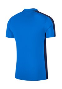 Polo shirt blu a maniche corte con parte frontale blu uniforme, pannelli laterali blu scuro e colletto standard. Realizzato in tessuto liscio e leggero.