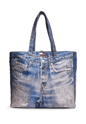 Blå denimtaske designet til at ligne jeans med bæltestropper, lommer og knaplukning, med to skulderremme.