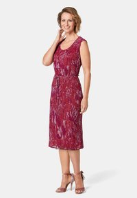 Woven Kleid in Rottönen und Lila, mit einem Rundhalsausschnitt, ärmellosem Design, taillierter Taille mit Bindeband und knielangem Saum.