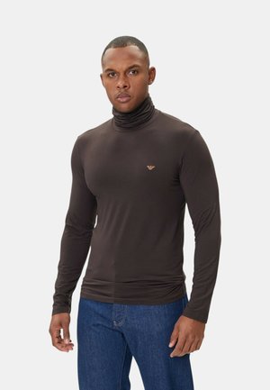 Maglietta a maniche lunghe marrone con collo a imbuto realizzata in tessuto morbido ed elastico. Presenta un piccolo logo sul petto e una silhouette aderente.