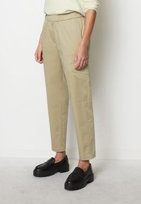 Marc O'Polo - PULL-ON ANKLE LENGTH MODERATE BARREL LEG - Cargo trousers - jonesboro cream Thumbnail Image 1