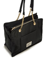 Borsa a spalla in nylon nero con dettagli in catena dorata, chiusura con zip e tasca esterna. Presenta un logo del marchio sul fronte.