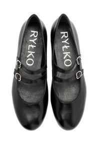 Schwarze Lederschuhe mit zwei geschnallten Riemen, runder Zehenform und glatter Textur. Das Innere hat eine weiche Polsterung; Logo in Weiß auf der Innensohle gedruckt.