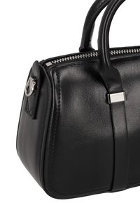 Schwarze Lederhandtasche mit strukturiertem Design, Reißverschluss und silbernen Metallakzenten. Verfügt über abgestepptes Detail und kurze Henkel.