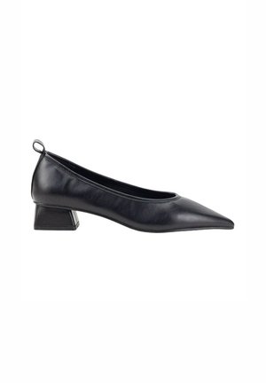 Zapato de cuero negro con punta afilada, tacón cuadrado bajo y un pequeño detalle de asa en la parte trasera. Textura suave, diseño sencillo.