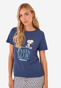 Navy katoenen t-shirt met een afbeelding van Snoopy met spaghetti. Tekst leest "PASTA CLUB" in aqua en wit, korte mouwen, relaxte pasvorm.
