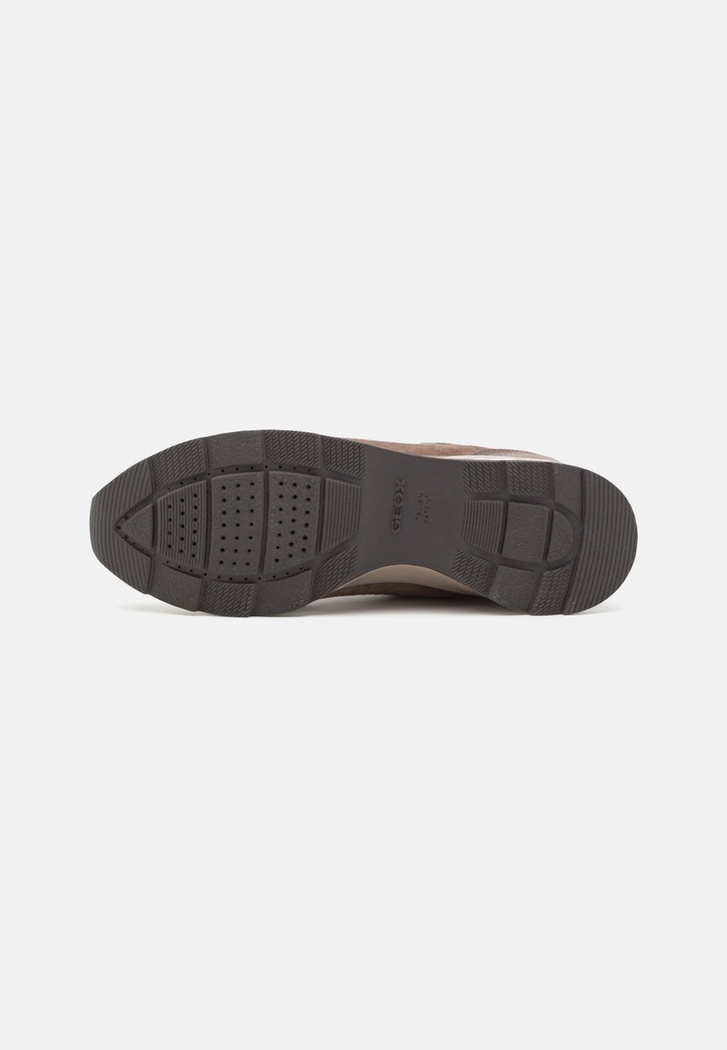 Braunes Schuhwerk mit einer strukturierten Gummisohle. Verfügt über eine abgerundete Zehenpartie und ein ausgeprägtes Profil. Das Obermaterial ist weich und flexibel.