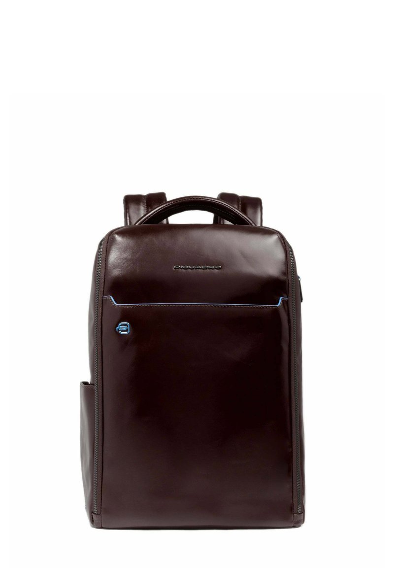 Zaino in pelle marrone con una texture liscia, manico superiore arrotondato, spallacci regolabili e una tasca frontale con un accento blu.