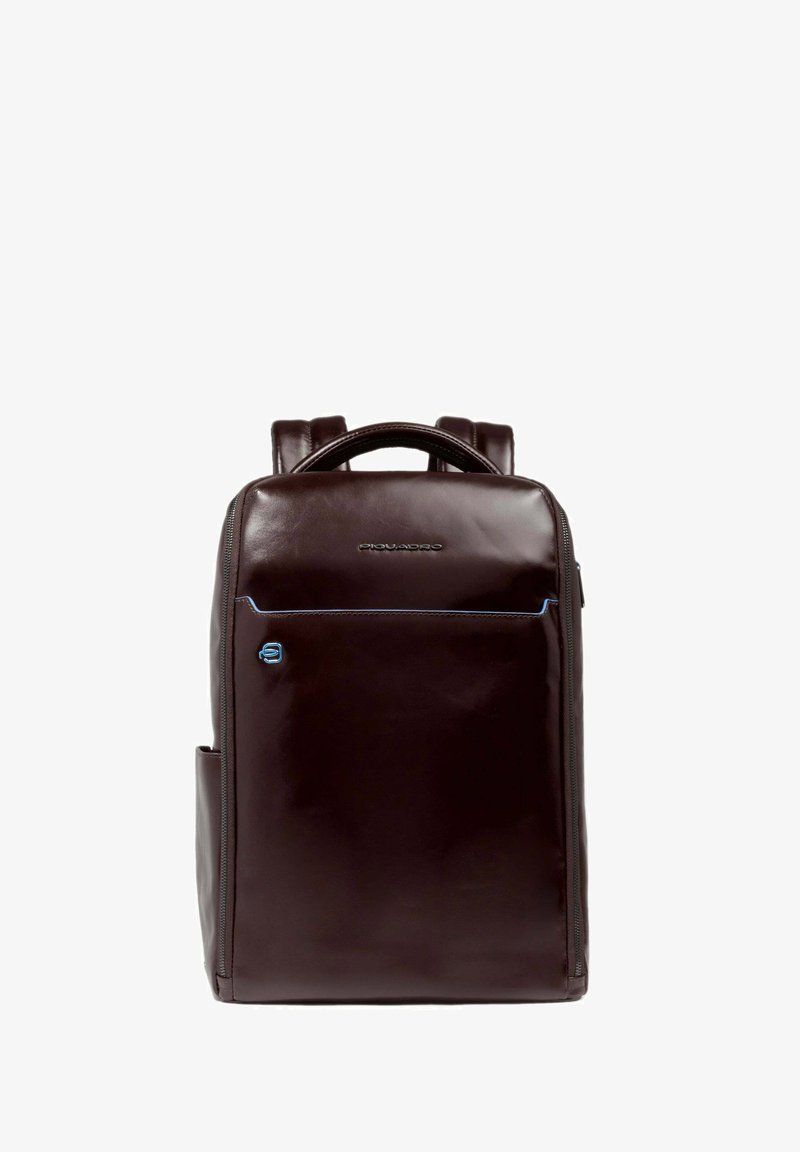 Zaino in pelle marrone con una texture liscia, manico superiore arrotondato, spallacci regolabili e una tasca frontale con un accento blu.