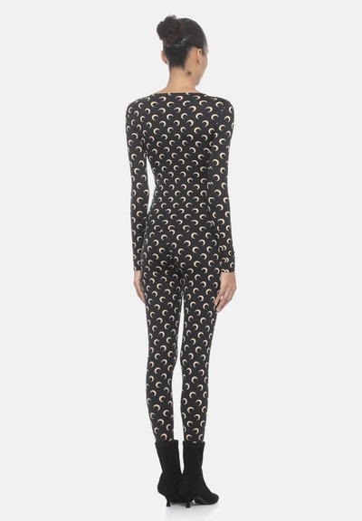 Body in tessuto elasticizzato nero e leggings con un motivo ripetuto di mezzalune beige; design aderente, maniche lunghe e lunghezza alla caviglia.