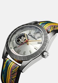 Orologio automatico argentato con cinturino multicolore a motivo, cassa metallica e quadrante testurizzato con indici dorati e lancetta dei secondi rossa.