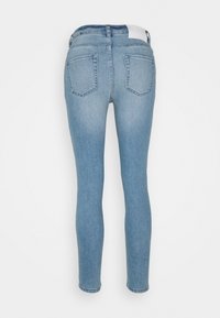 Jeans skinny de color azul claro hechos de denim. Presenta dos bolsillos traseros, una cintura alta y un ligero desvanecimiento en la tela para darle textura.