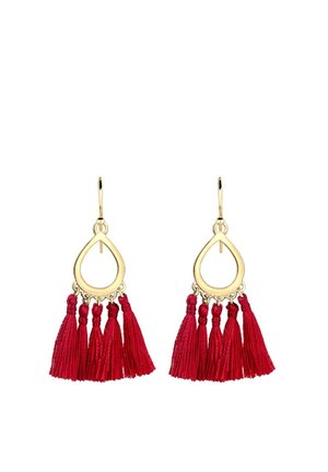 Boucles d’oreilles en forme de goutte dorée avec cinq pompons de fil rouge suspendus à chacune, sur fond blanc.