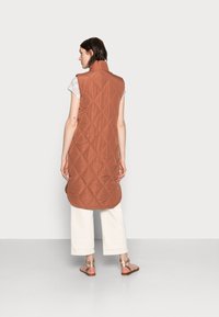 Kaffe KAMERIA QUILTED WAIST COAT - Colete - russet