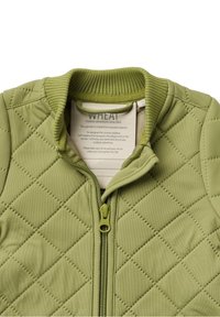 Zelená prošívaná bunda s žebrovaným límcem a zapínáním na zip. Vyrobena z recyklovaného materiálu. Vyznačuje se strukturovanými diamantovými vzory po celé ploše.