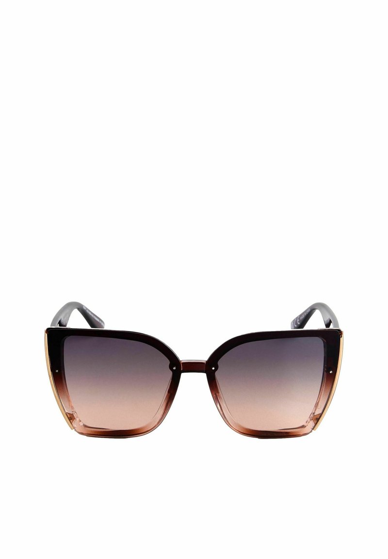 Des lunettes de soleil en forme d'œil de chat avec une teinte brune dégradée, des branches noires et des accents dorés mettant en valeur les bords de la monture. Design large et audacieux.