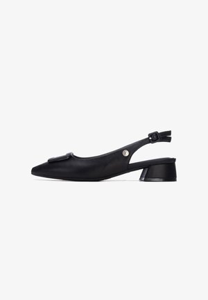 Zapato slingback de cuero negro con punta puntiaguda, tacón bajo de bloque y detalle decorativo de hebilla en el empeine. Textura lisa y diseño minimalista.