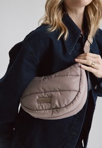 Hey Marly BANANA LIFETIME BUDDY - Sac bandoulière - mocha