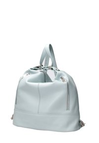 Sac à dos en cuir souple de couleur bleu clair, doté de zippers latéraux doubles, d'un haut à cordon de serrage et d'une poignée robuste. Fini texturé avec des équipements contrastants.