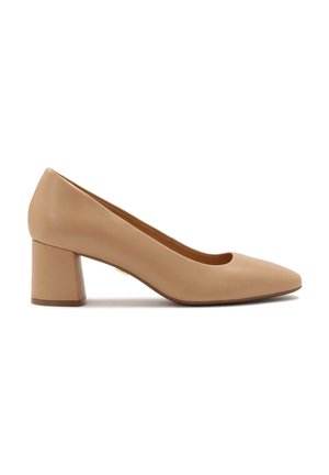 Beige læder pumps med mellemhøj hæl, rundet tå og chunky blokhæl, vist i profil mod en hvid baggrund.
