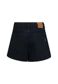Zwarte denim shorts met twee achterzakken, een leren merkaffiche op de tailleband en een klein "RETOUR" label op de rechterzak.
