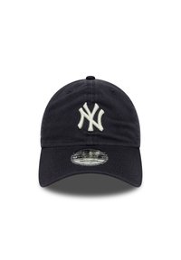 Σκούφος μπέιζμπολ σε ναυτικό μπλε με ρυθμιζόμενο μέγεθος, κεντημένο λευκό λογότυπο "NY", κυρτή γείσα και υφασμάτινη υφή. Διαθέτει οπές αερισμού για καλύτερη διαπνοή.