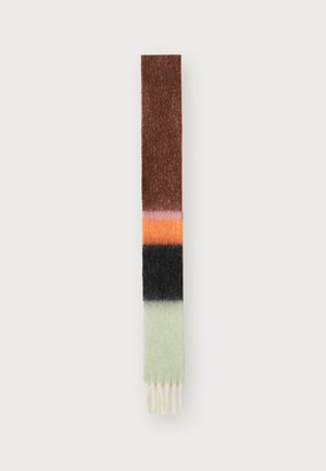 Écharpe multicolore avec des rayures marron, orange, noir et vert, faite d'un tissu doux et texturé, avec des extrémités à franges.
