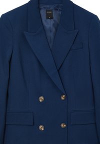 Blazer doppiopetto blu navy in un tessuto strutturato con revers a punta, due tasche frontali e bottoni dorati. Tag della taglia S visibile.