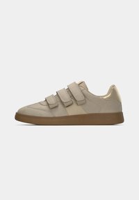 Basket beige avec trois bandes velcro et une semelle marron, vue de profil sur fond blanc.