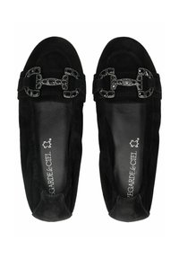 Bailarinas de ante negro con puntera redonda, que cuentan con acentos decorativos de cadena. Textura suave con plantilla de cuero y marca en el interior.