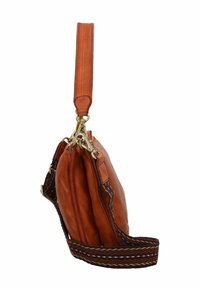 Taanse leren schoudertas met een gestructureerd oppervlak, voorzien van een gevlochten strap en messing hardware, ontworpen met een slungelige silhoeet.