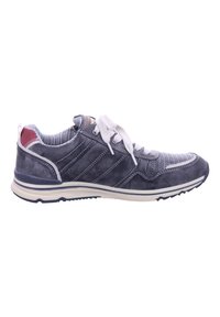Sneakers blu scuro con una parte superiore texturizzata, lacci bianchi e una suola di colore chiaro. Presentano strisce orizzontali e perforazioni sulla punta.