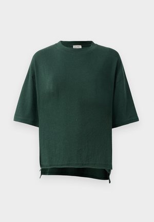 T-shirt oversize a maniche corte di colore verde scuro, con l'orlo posteriore leggermente più lungo e fessure ai lati.
