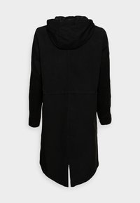 Černý dlouhý kabát s kapucí a dlouhými rukávy, vyrobený z texturované látky. Má rozparek na zádech a minimalistický design.