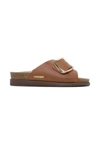 Sandalo scivoloso in pelle marrone con una larga fascia, dotato di una grande fibbia dorata e di una soletta in sughero su una suola in gomma marrone.