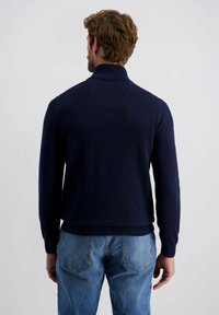 Dunkelblauer Pullover mit hohem Kragen, gerippten Bündchen und Saum. Hergestellt aus einem glatten, leichten Stoff, der ein tailliertes Design zeigt.