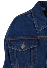 Giacca in denim blu scuro con colletto e taschino sul petto, dotata di bottone in metallo incisa con "Urban Classics", caratterizzata da dettagli di cucitura arancione.