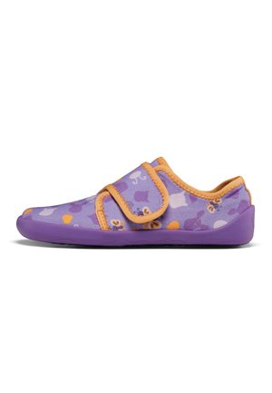 Lila Kinderschuh mit orangefarbenem Besatz, Schmetterlings- und Blumenmustern und einem breiten Klettverschluss auf einer flachen Gummisohle.
