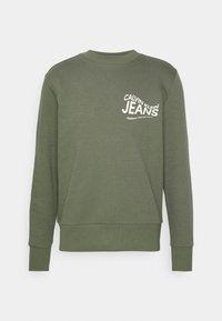 Sudadera verde oliva hecha de un tejido suave, con un escote tipo crew, puños acanalados y un estampado gráfico blanco en el pecho.