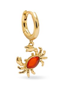 Pendentif en forme de crabe doré avec un corps en pierre précieuse rouge, des pinces et des pattes détaillées, suspendu à une boucle d'oreille circulaire. Fini lisse et brillant.