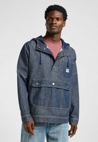 Blauer gestreifter Denim-Pullover mit Kapuze, Fronttasche und Druckknopfverschlüssen. Verfügt über eine lockere Passform und strukturierte Stoff, mit kontrastierenden weißen Streifen.