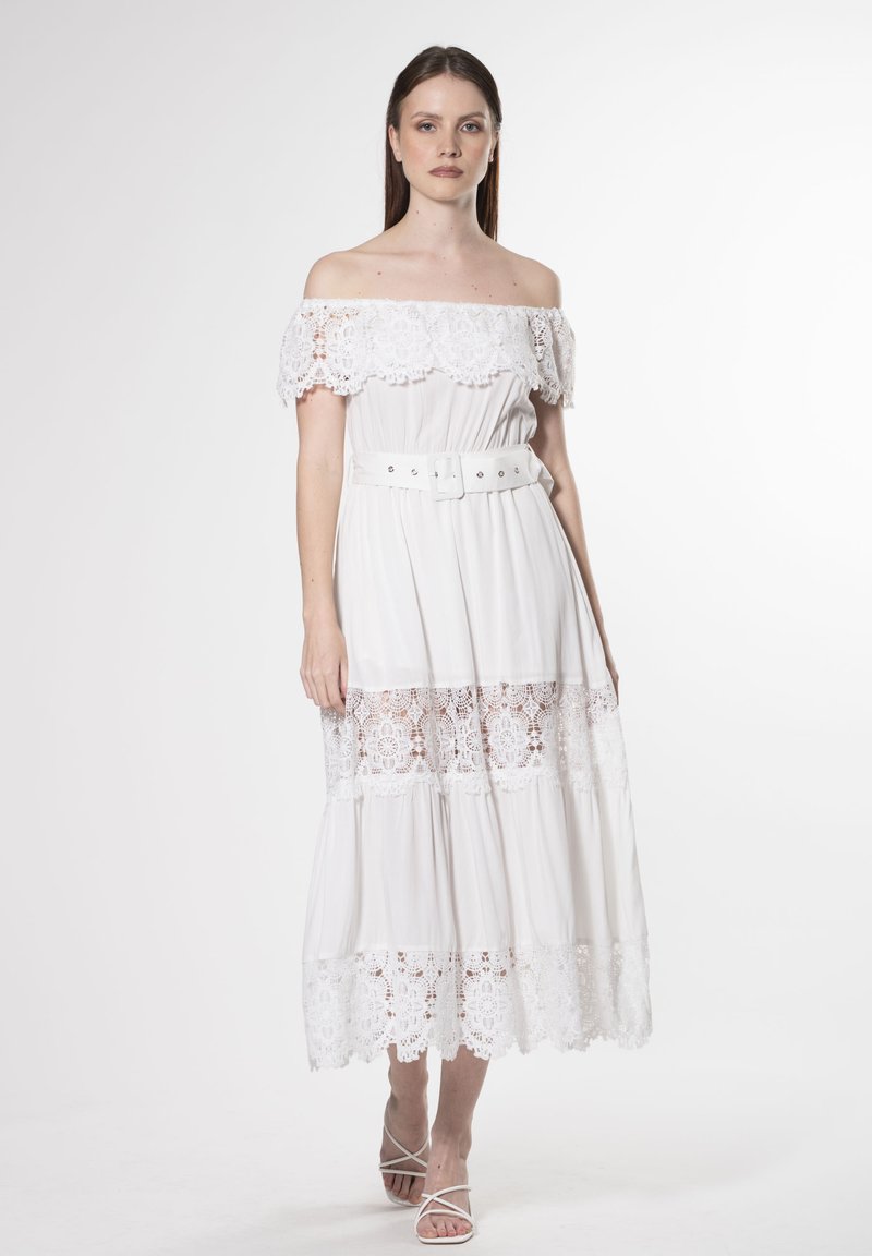 Weißes schulterfreies Kleid mit einem Spitzenbesatz am Ausschnitt und Saum, tailliert mit einem Gürtel und einem schwingenden Rock.