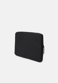 Mala de laptop preta feita de tecido texturizado com fecho de zíper suave. Forma retangular, com bordas arredondadas e um design minimalista.