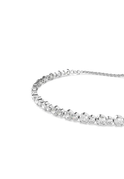 Collier chaîne en argent avec des pierres précieuses rondes transparentes alternant grandes et petites, serties en chaton sur fond blanc.