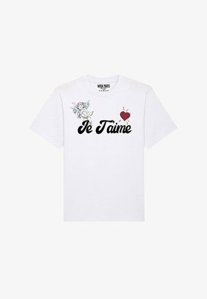 Biely bavlnený tričko s grafickým dizajnom obsahujúcim nápis "Je T'aime," cheruba a srdcovú ikonu v červených a zlatých akcentoch. Krátke rukávy.