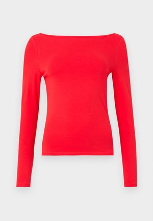 Haut rouge à manches longues avec un col bateau, fabriqué en tissu de coton lisse. Design simple, coupe ajustée et couleur unie sans motifs.