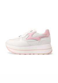Sneaker bianco con accenti rosa, materiali in rete e finta pelle, punta rotonda, suola spessa con striscia rosa sottile e lacci.